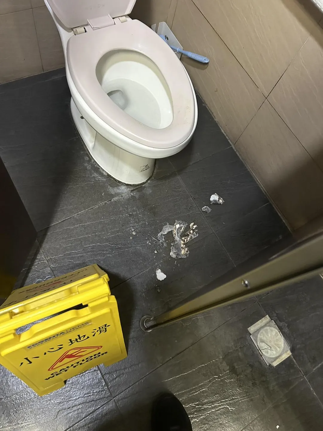男廁地上燒東西的灰燼。（圖／翻攝畫面）