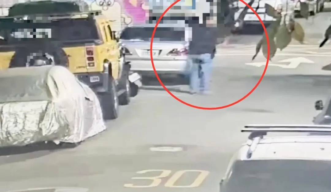男子深夜持槍在北市街頭比劃射擊。（圖／翻攝畫面）