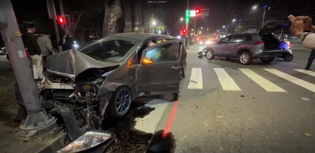 事故造成被撞車輛車頭嚴重毀損。(圖/警方提供)