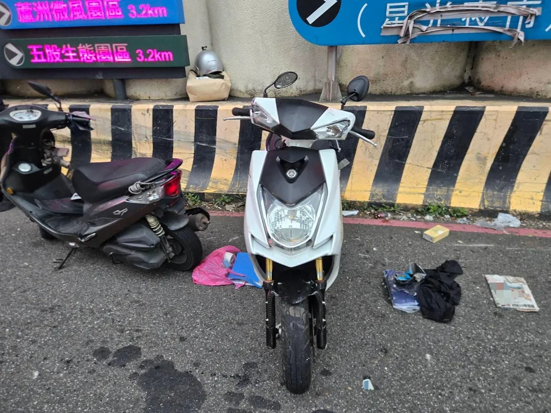 肇事的林姓男子駕駛機車行經14號越堤道下坡路段時，突然失控猛撞護欄。（圖／警方提供）
