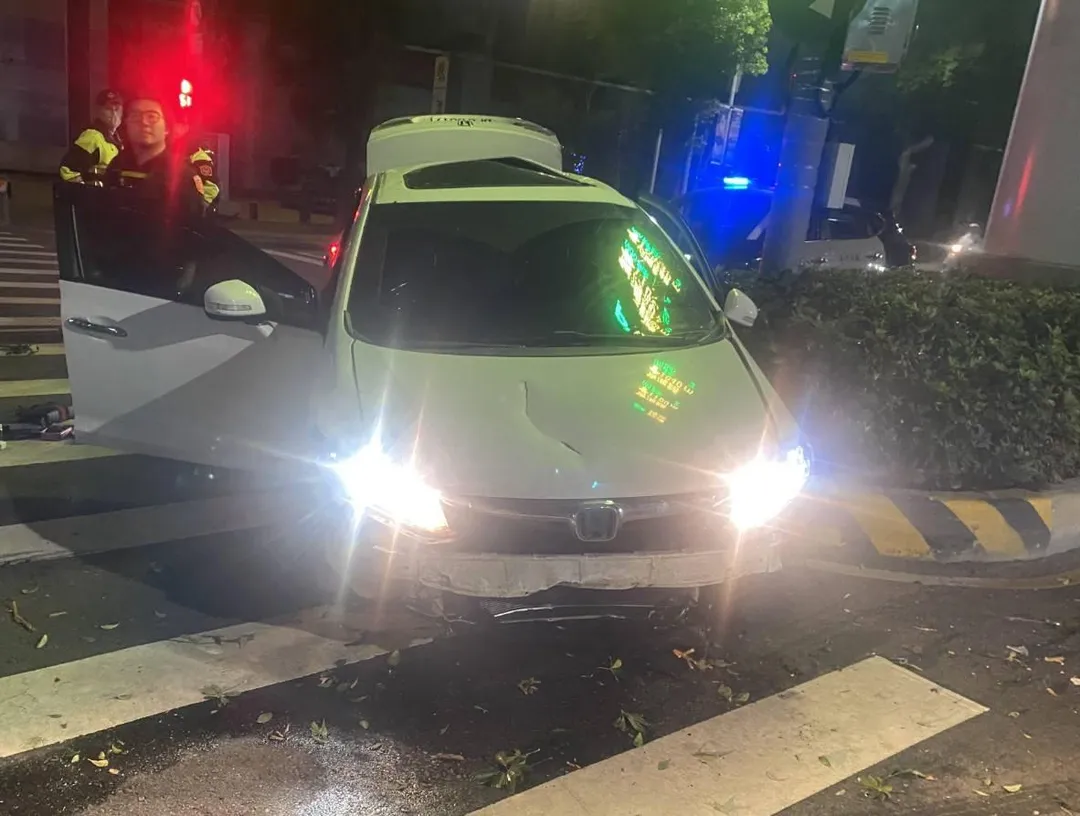 警方為防止事態擴大，依法使用警械並迅速通報支援。（圖／中天新聞）