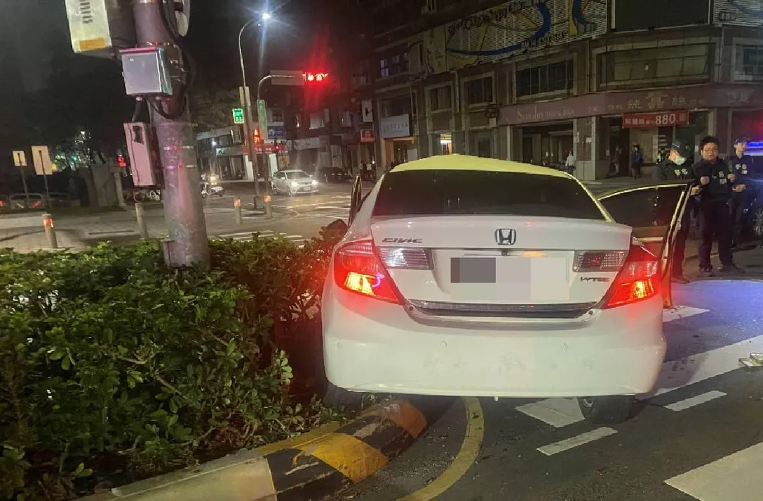 遭衝撞的員警經送醫診斷為雙腳擦挫傷，治療後已無大礙。（圖／中天新聞）
