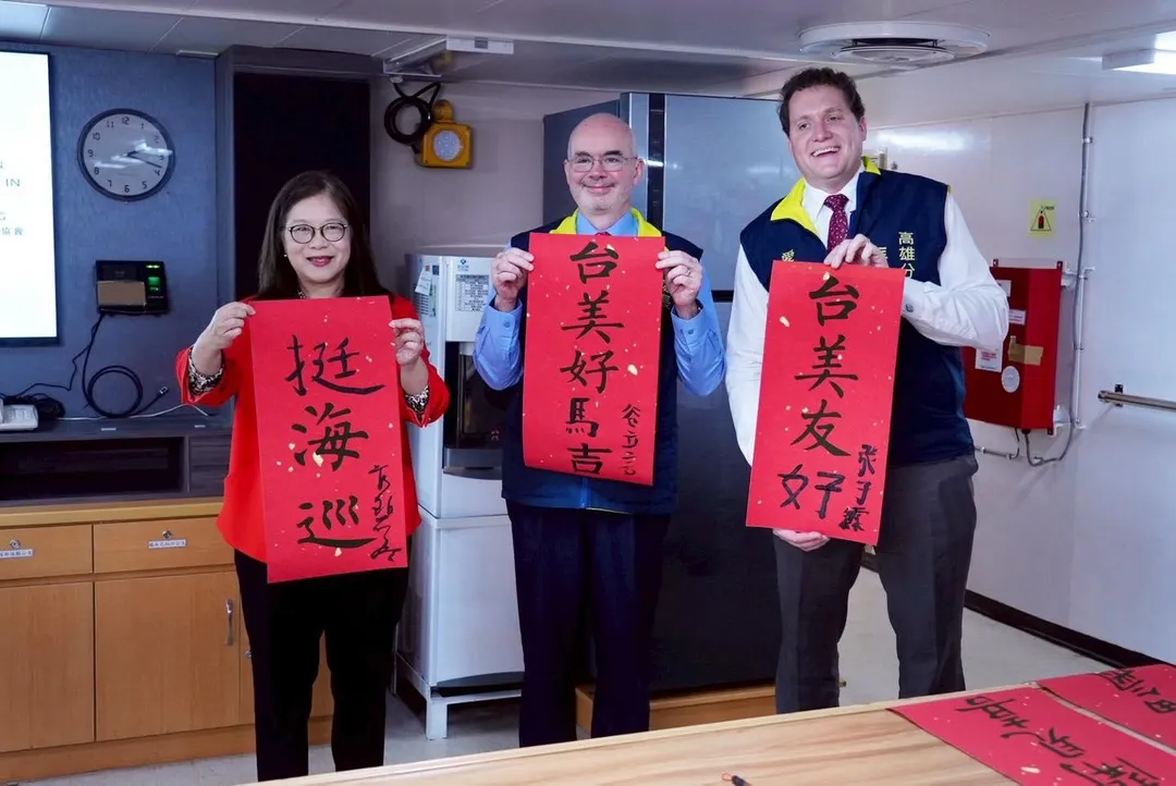 谷立言(圖中)在雲林號艦上寫春聯。(圖/截自管碧玲臉書)