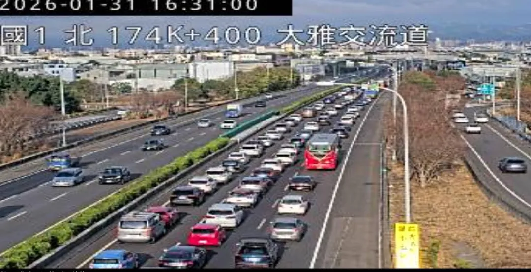 回堵車潮就像大型停車場。（圖／翻攝畫面）