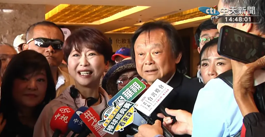 王世堅十分支持陳亭妃。(圖/中天新聞)