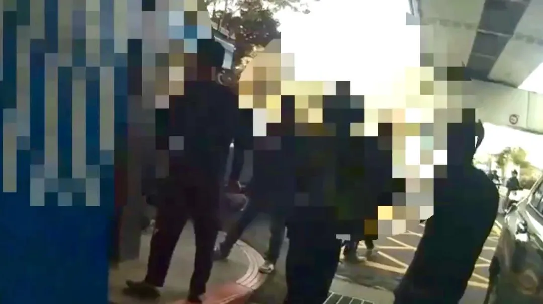 5名男子在板橋車站因行車糾紛爆發肢體衝突。（圖／翻攝畫面）