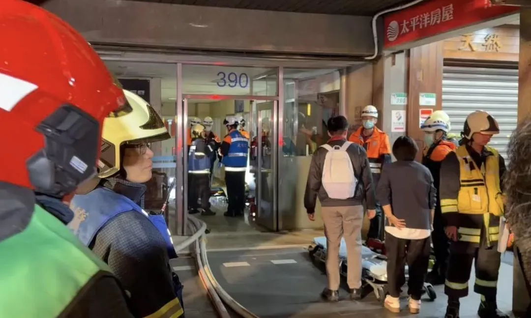 現場救出2人無呼吸心跳。(圖/翻攝畫面)