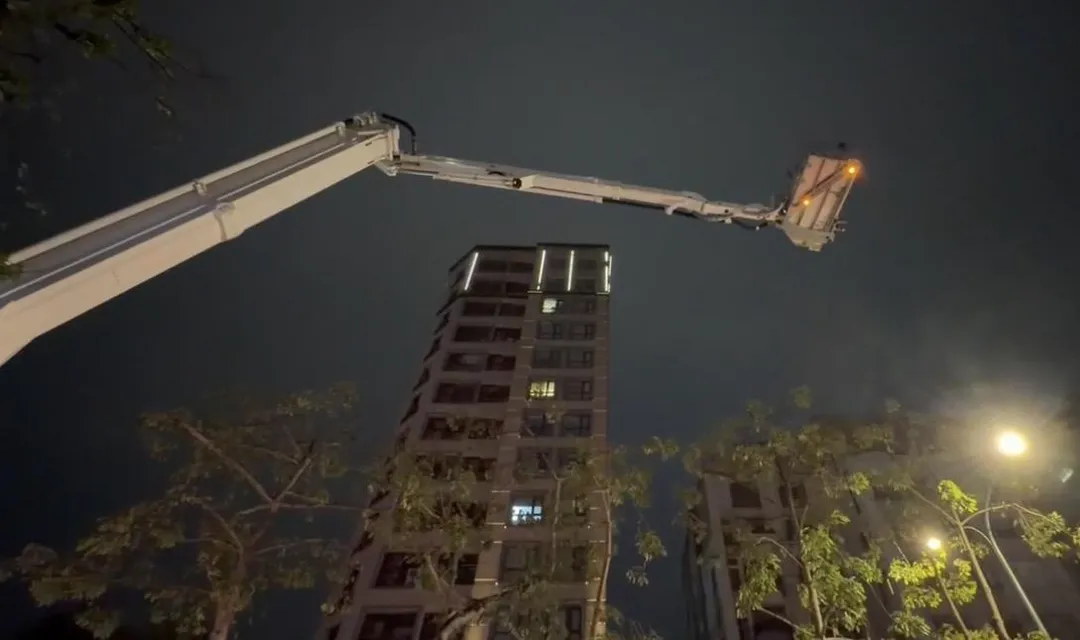 消防局出動雲梯車搶救。(圖/翻攝畫面)