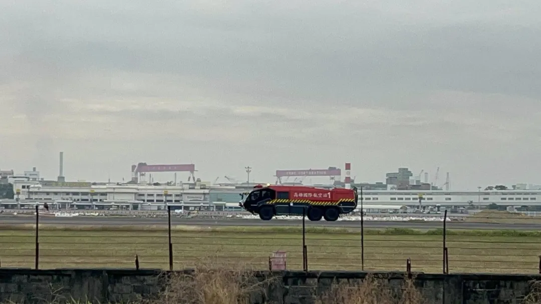 國泰航空高雄飛香港班機發動機漏油，起飛1小時後緊急返航。（圖／翻攝自臉書／高雄機場航空器資訊交流）