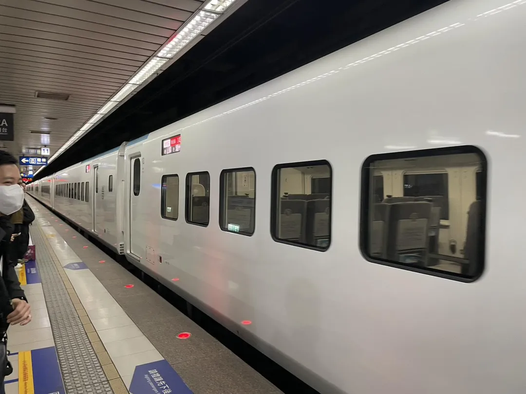台鐵桃園站4日晚間9時許發生行人跳入軌道事件，造成列車延後14分鐘開車。（示意圖／非當事列車／中天新聞）