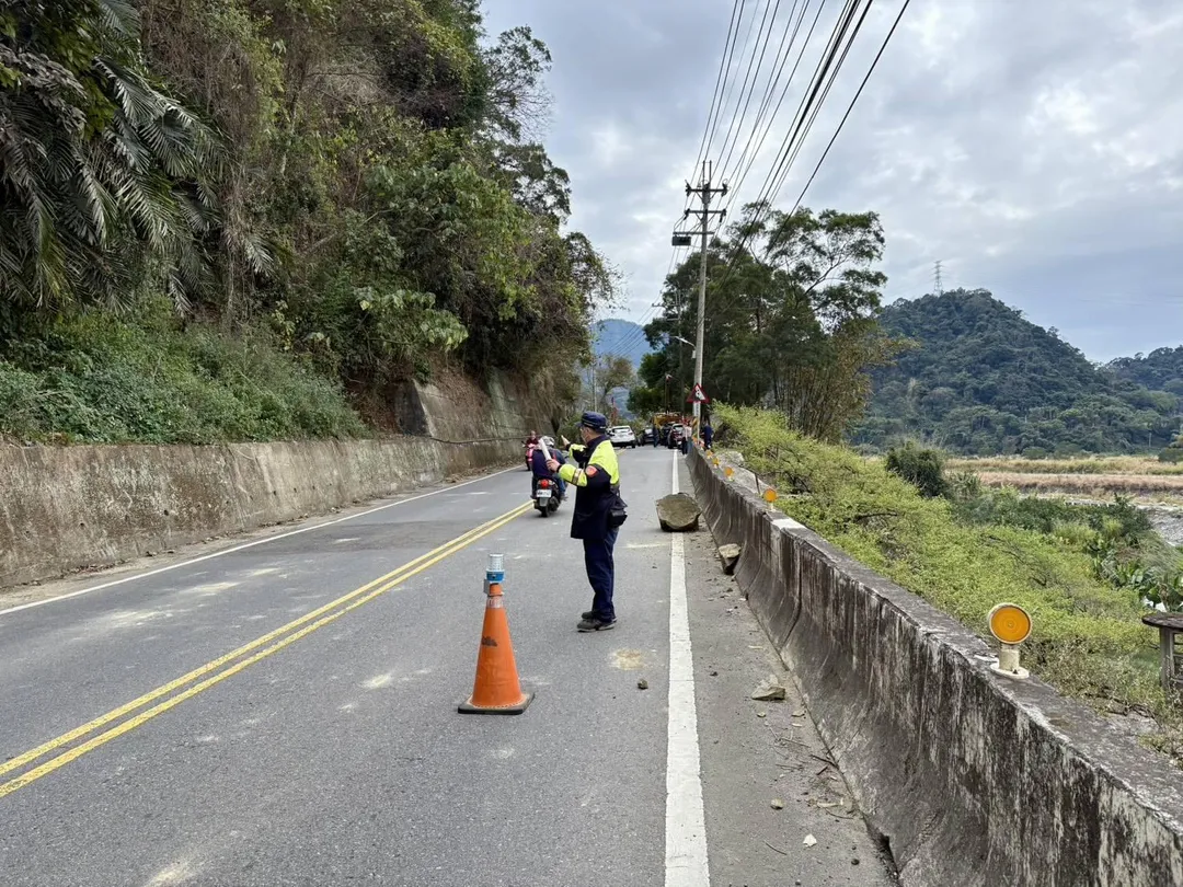 警方接獲報案後迅速前往現場協助交通疏導，並通知工務段人員進行落石清理工作。（圖／翻攝畫面）