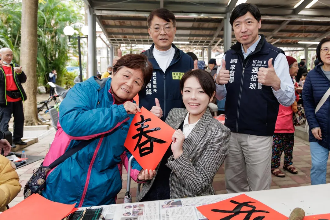高虹安親筆揮毫春聯送給現場民眾。（圖／新竹市政府提供）
