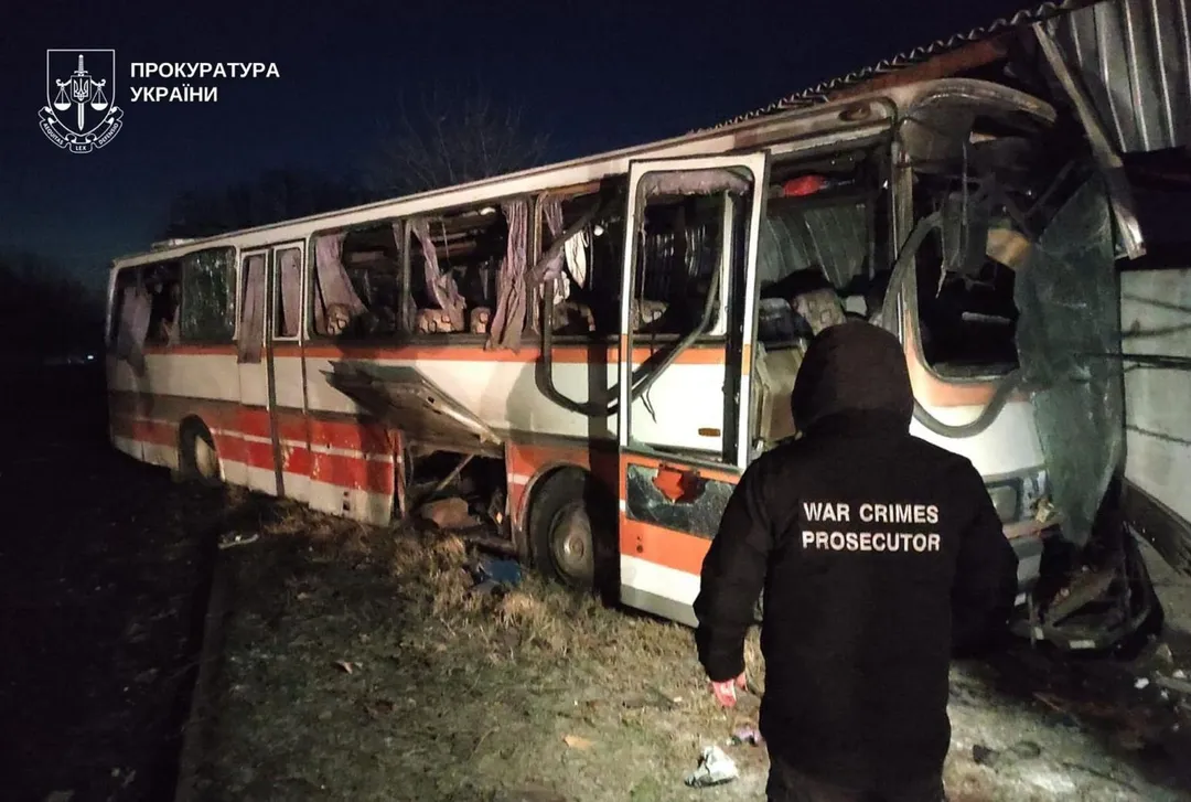 俄國無人機攻擊烏克蘭一輛巴士，造成至少12人死亡。（圖／美聯社）