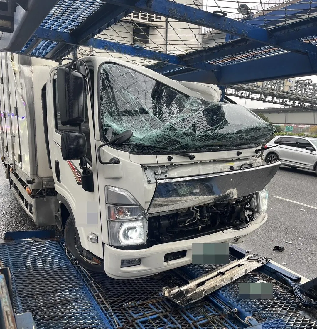 國道1號南向49.3K桃園路段2日下午12時13分發生大貨車與聯結車碰撞事故，大貨車車頭幾乎全部變形。（圖／翻攝畫面）
