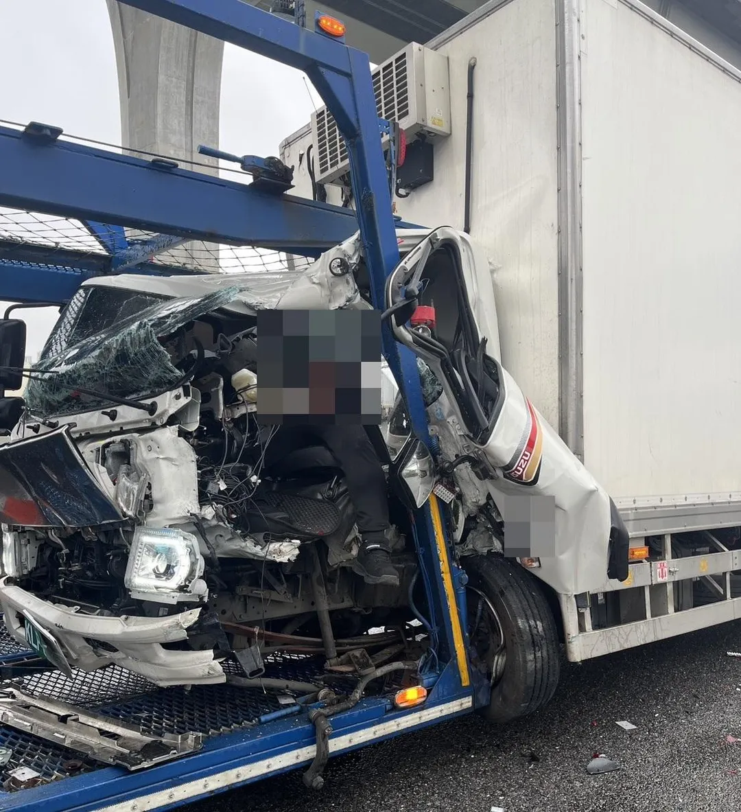 大貨車的28歲男駕駛一度受困駕駛座。（圖／翻攝畫面）