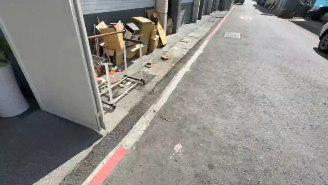 屏東縣一名52歲潘姓女子，因擅自將東港鎮興中東二街道路上的紅色標線塗改為白線，遭警方依法舉發。（圖／翻攝畫面）