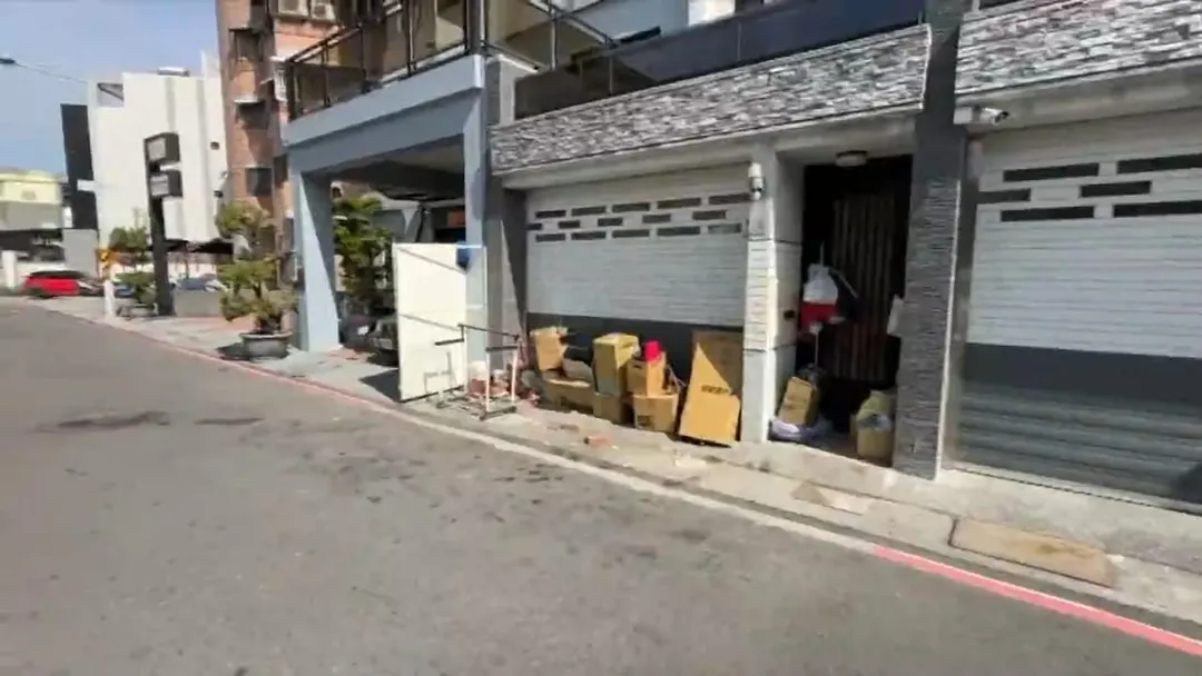 屏東縣一名52歲潘姓女子，因擅自將東港鎮興中東二街道路上的紅色標線塗改為白線，遭警方依法舉發。（圖／翻攝畫面）
