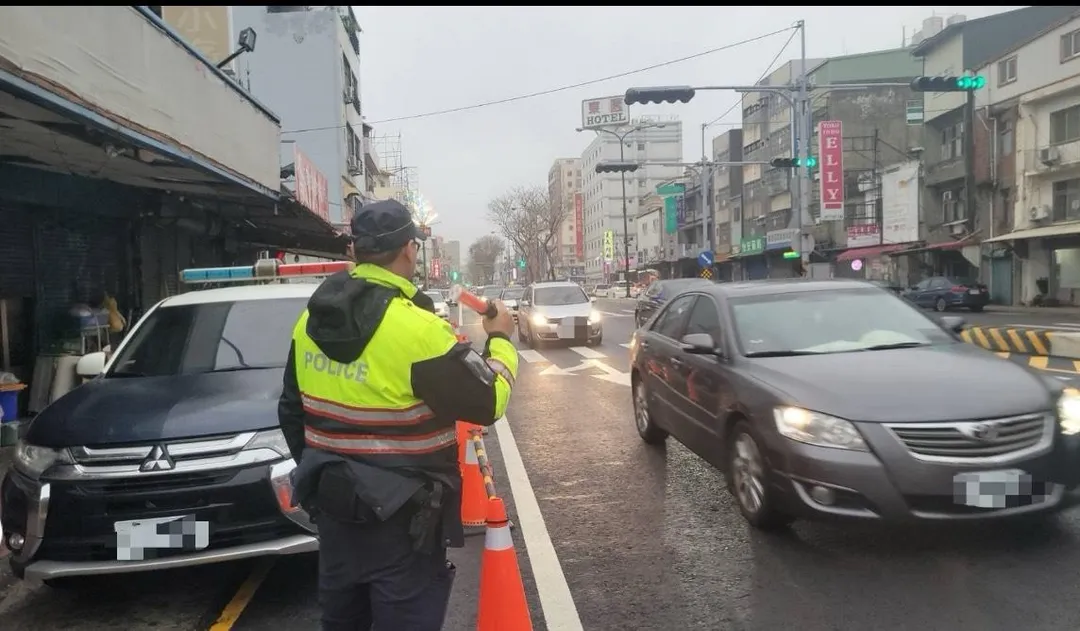 員警疏導交通。（苗栗縣警察局提供）