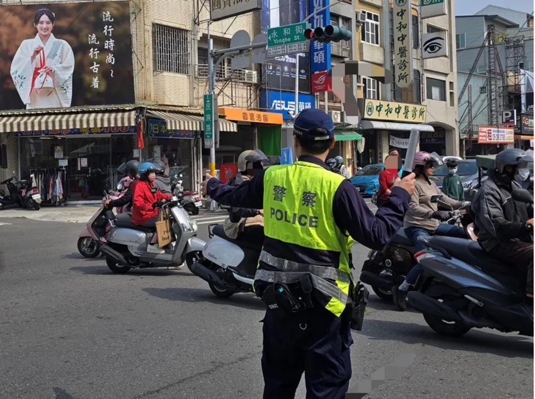 員警疏導交通。（嘉義市警察局提供）