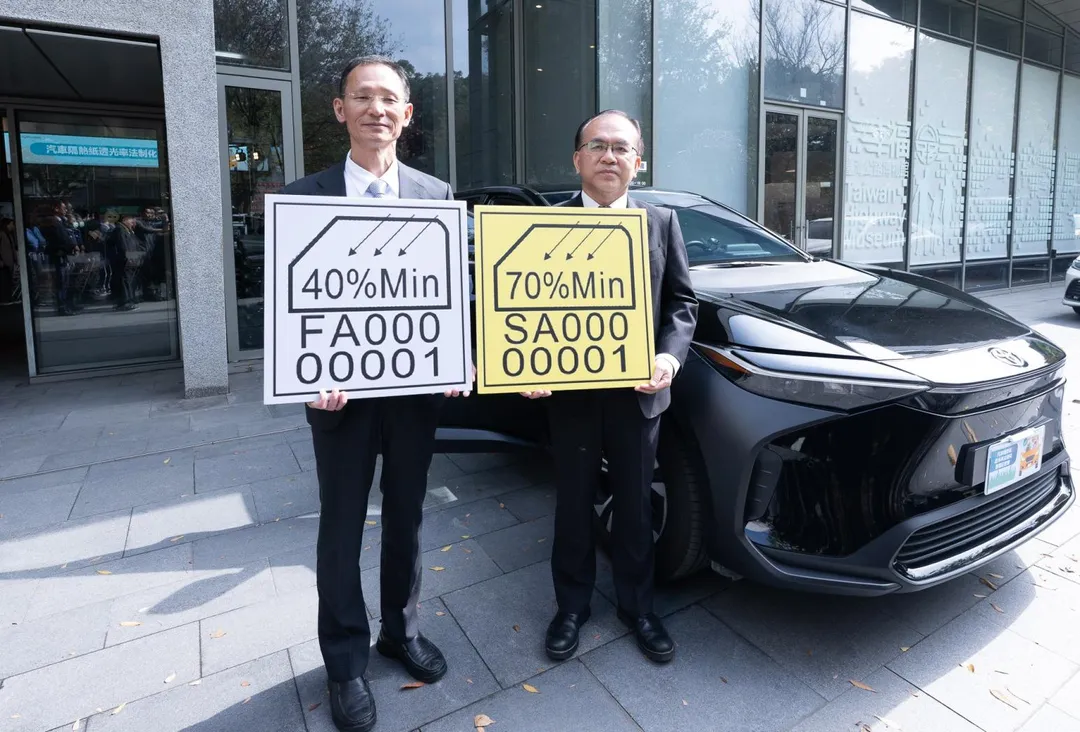 一般車輛若黏貼隔熱紙，前擋風玻璃可見光透過率70%以上、前側窗可見光透過率40%以上。（圖／交通部公路局）