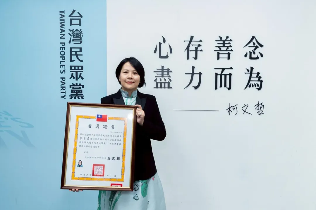 李貞秀手持立委證書。(圖/截自李貞秀臉書)