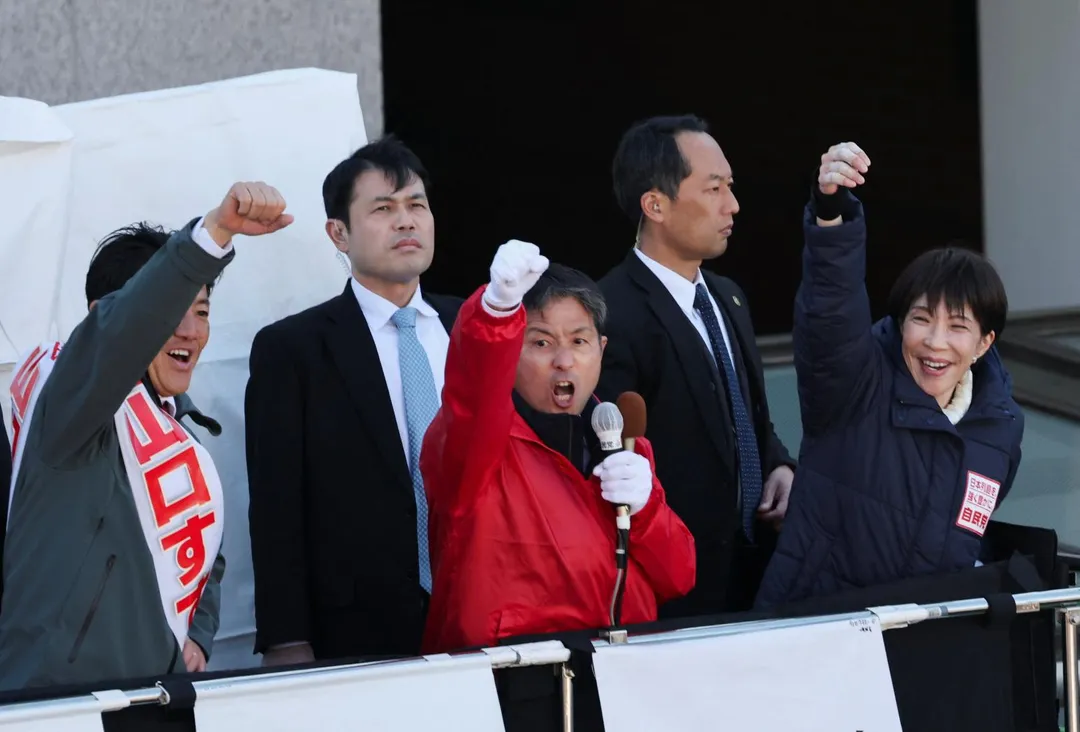2月3日，高市早苗（右）在埼玉縣東松山市為「台灣女婿」山口晉（左）站台助選。（圖／路透社）