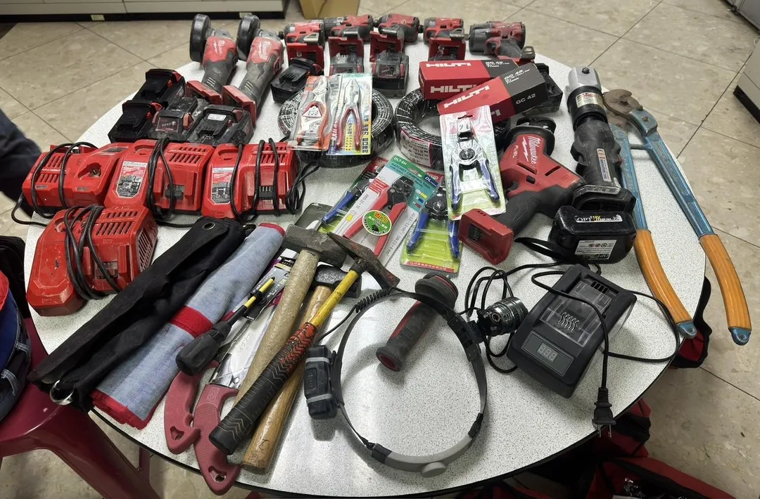 警方查扣大量贓證物與犯罪工具。（圖／翻攝畫面）