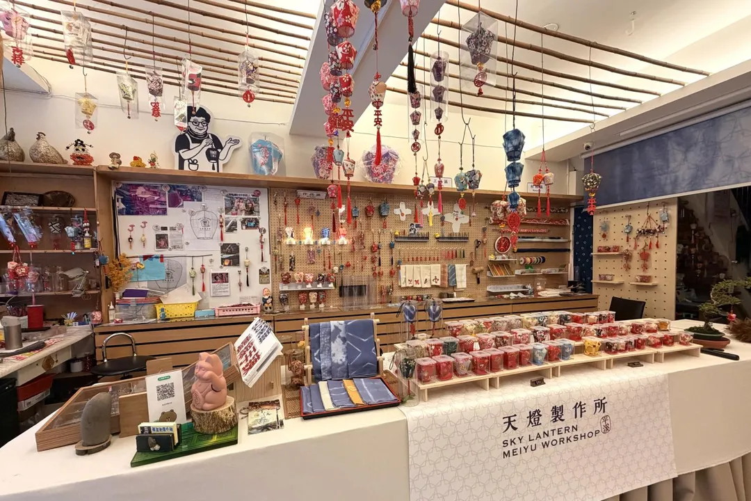 充滿職人對傳統工藝的用心與堅持的「美玉天燈製作所」，帶領大家瞭解天燈製作流程與手作細節，感受文化傳承的精神。（圖／新北市政府）