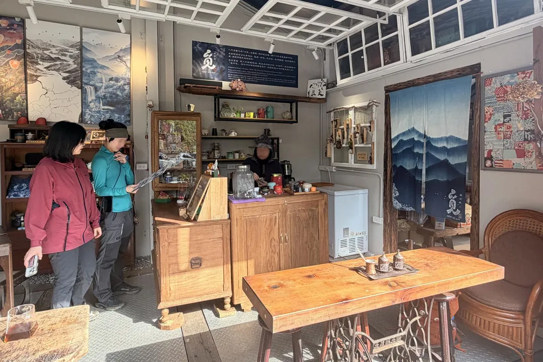 特色店家「覓石底」整合品牌識別與門面設計，展現地方文化特色。（圖／新北市政府）