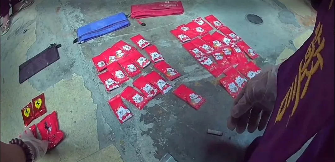 31歲的劉姓主嫌率領6名共犯組成販毒網絡,成員分工明確,在各大通訊群組散布販售毒品咖啡包、愷他命等訊息。(圖/警方提供)