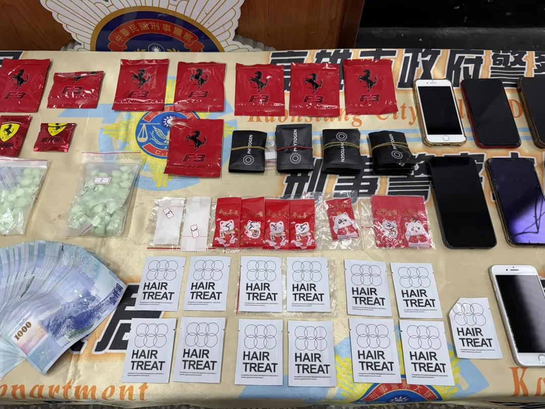 警方在販毒車輛內查獲第三級毒品愷他命44包、第三級毒品卡西酮咖啡包57包、第三級毒品哈密瓜錠6包。(圖/警方提供)