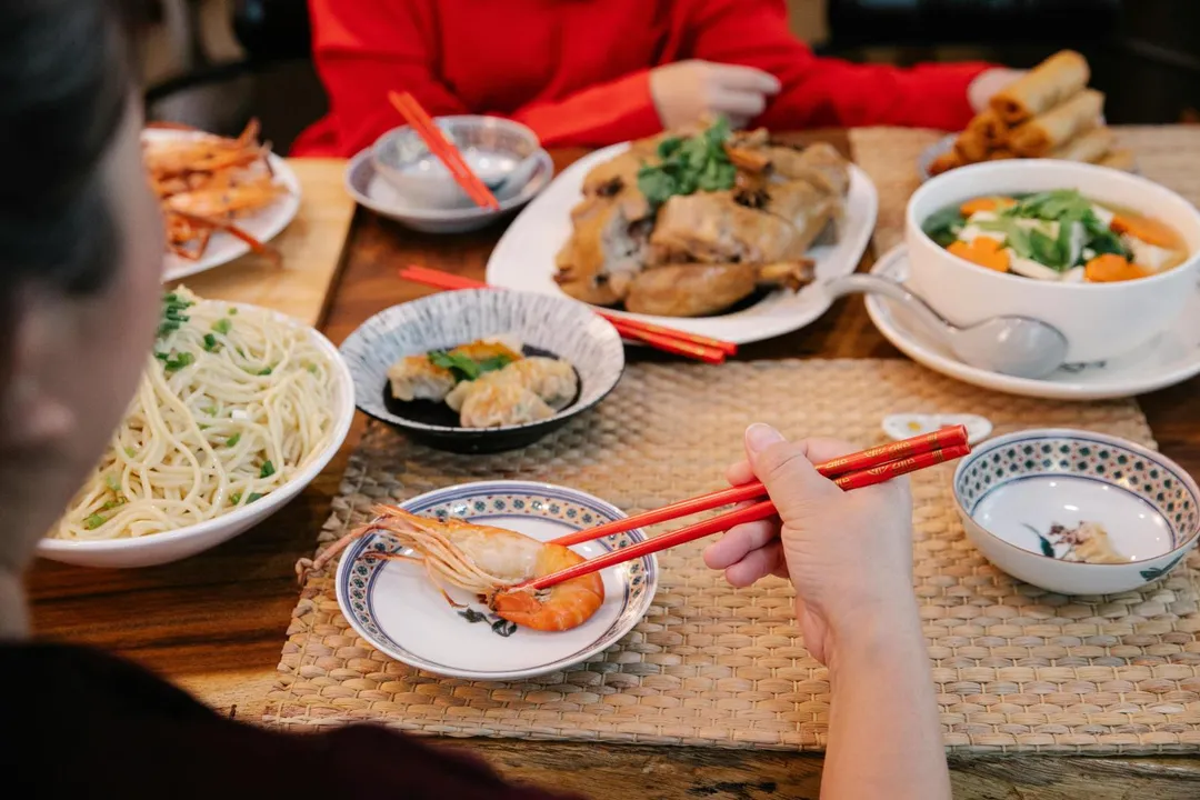 農曆春節團圓聚餐頻繁，大魚大肉加上年菜反覆加熱，讓急性腸胃炎成為常見的「過年症候群」。（示意圖／Pexels）