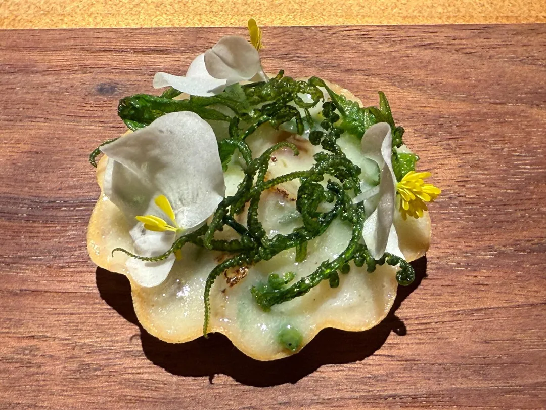 碳烤鮑魚塔上點綴快炸過貓菜，搭配白秋海棠花有回甘之味。（圖／黃宏輝提供）