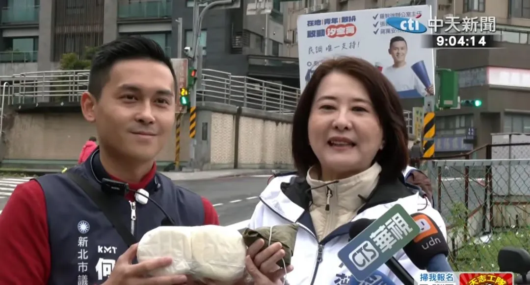 國民黨立委王鴻薇陪同台北市議員參選人何元楷掃街拜票。(中天新聞)