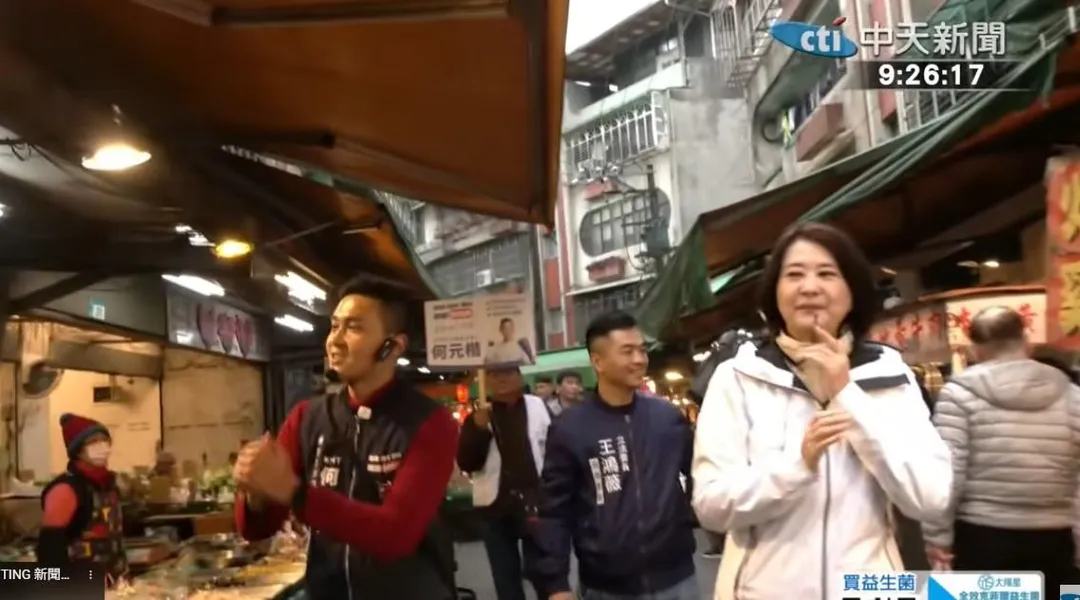 國民黨立委王鴻薇陪同台北市議員參選人何元楷掃街拜票。(中天新聞)