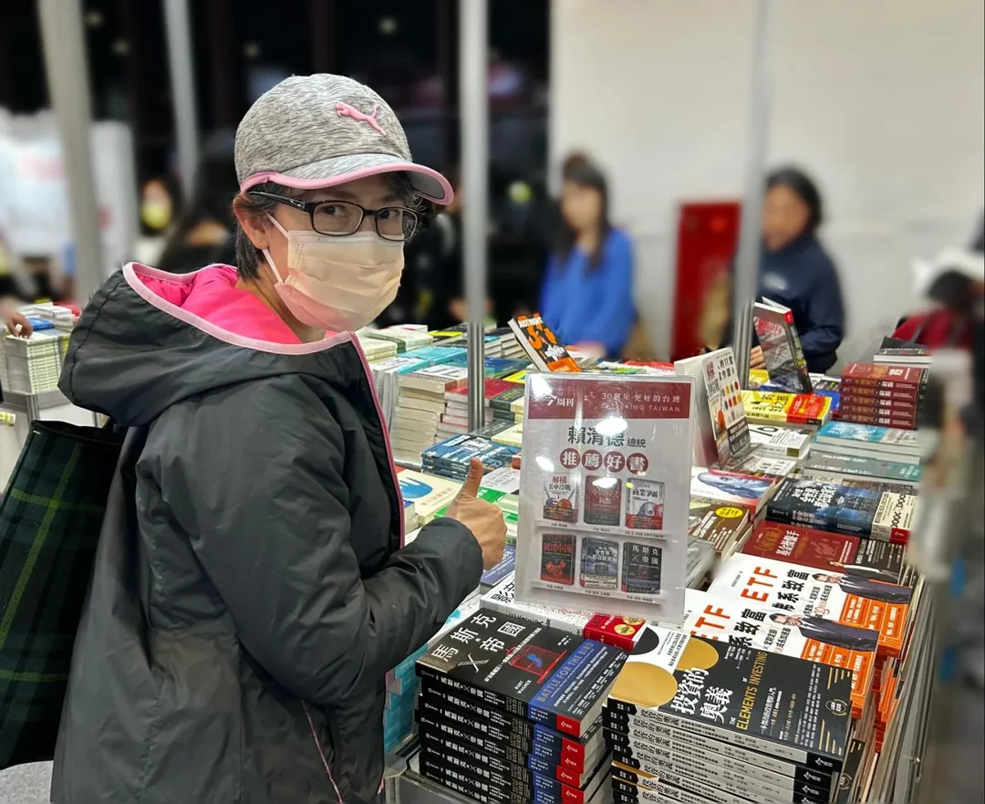 蕭美琴變裝逛國際書展。(圖/截自蕭美琴Threads)
