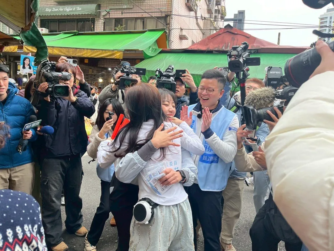 徐巧芯給予楊智伃一個擁抱。(圖/徐巧芯臉書)