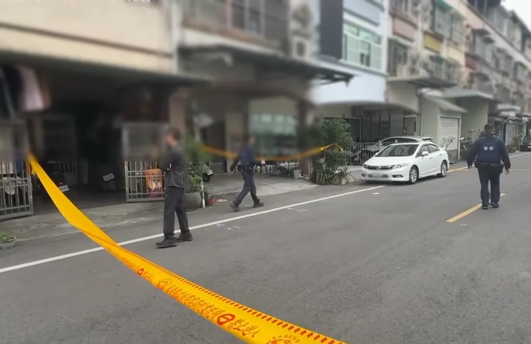 警方8日到屏東縣內埔鄉查緝製毒工廠，有歹徒持手榴彈與警方對峙，所幸該名歹徒已被控制，且無人受傷。（圖／中天新聞）