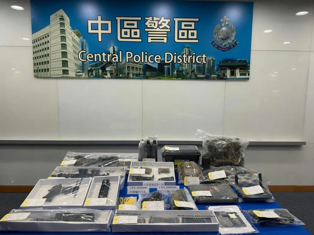 警方在鍾姓嫌犯家中查獲的仿製槍械及War Game用品。（圖／翻攝《香港01》）