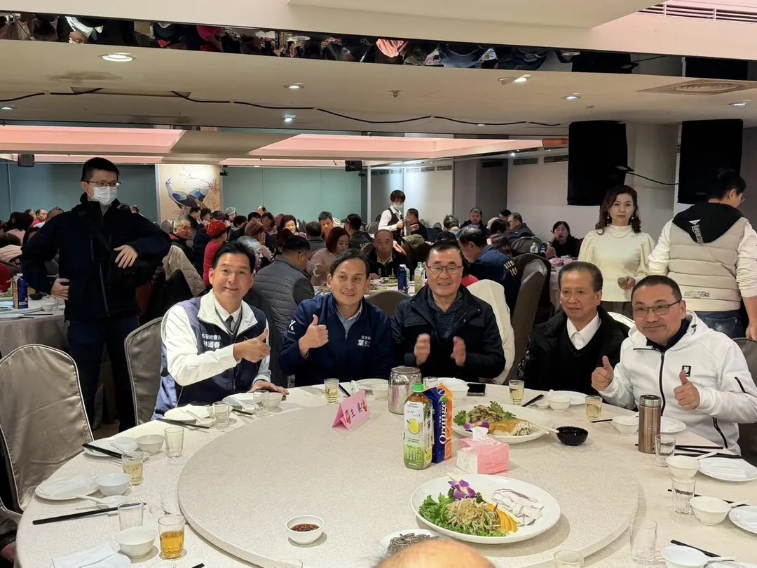 新北市長侯友宜和台北市副市長李四川8日在板橋里長聯誼會同桌。（圖／林國春臉書）