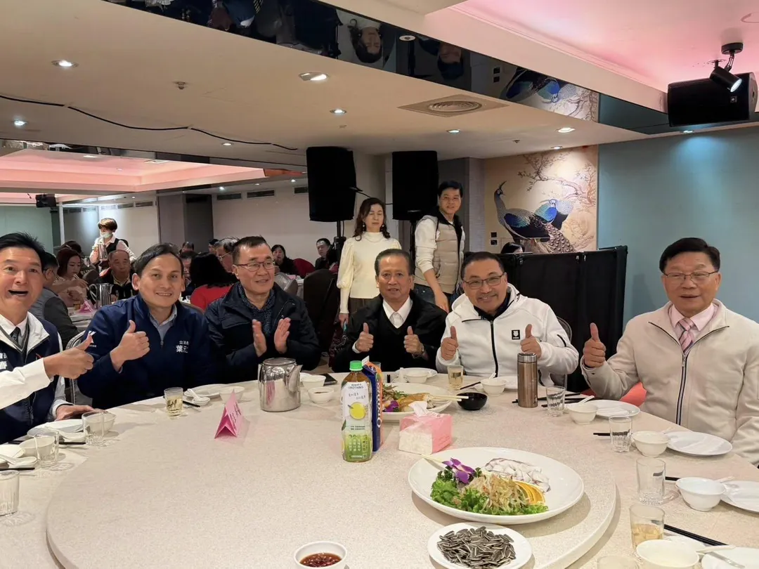 新北市長侯友宜和台北市副市長李四川8日在板橋里長聯誼會同桌。（圖／葉元之臉書）