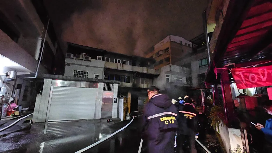 宜蘭市8日晚間8點多發生住宅火警，火勢迅速蔓延一發不可收拾。（圖／中天新聞）