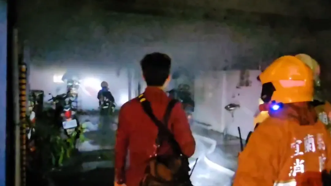 宜蘭市8日晚間8點多發生住宅火警，火勢迅速蔓延一發不可收拾。（圖／中天新聞）