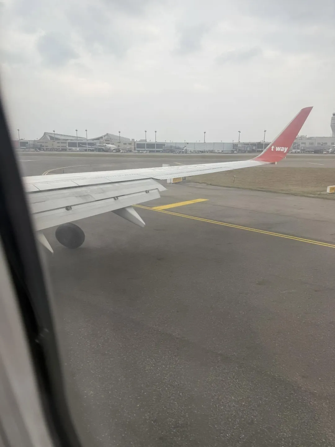 韓國德威航空編號TW687班機自韓國濟州飛抵台灣，下午3點55分降落時發生輪胎脫落意外，影響後續其他班機起飛。（圖／Threads@edward_cyy&nbsp;授權提供）