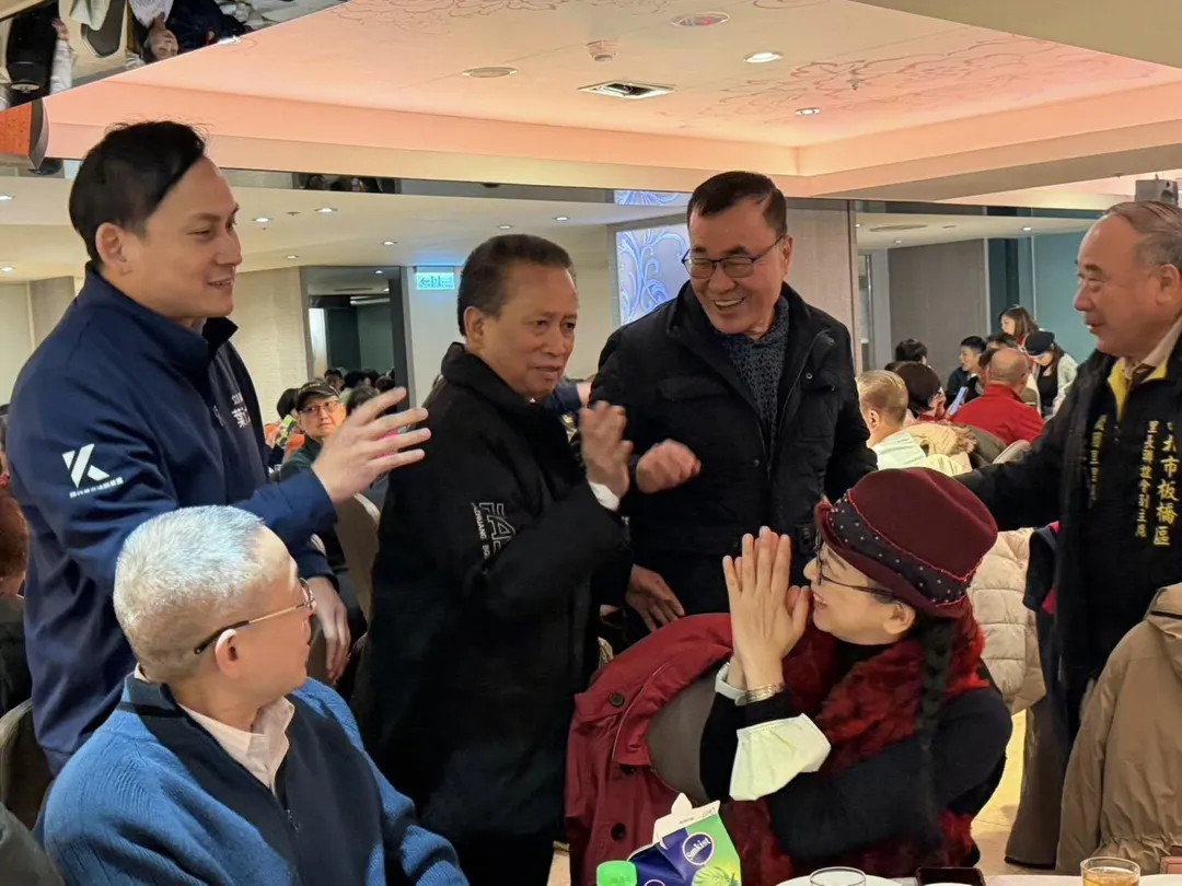 國民黨立委葉元之(左二)8日貼出新北市板橋區里長聯誼會主席林榮彩舉辦的餐敘,台北市副市長李四川受邀出席大受歡迎。(翻攝自葉元之臉書)