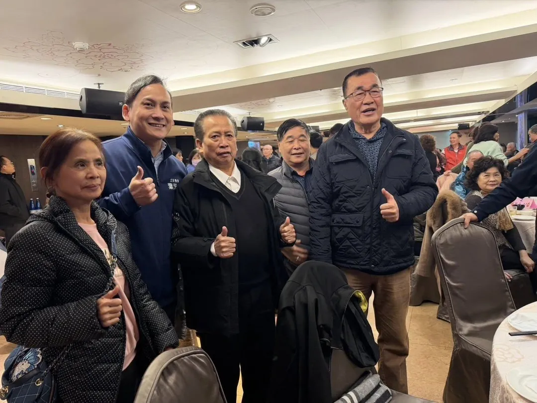 國民黨立委葉元之(左二)8日貼出新北市板橋區里長聯誼會主席林榮彩舉辦的餐敘,台北市副市長李四川受邀出席大受歡迎。(翻攝自葉元之臉書)