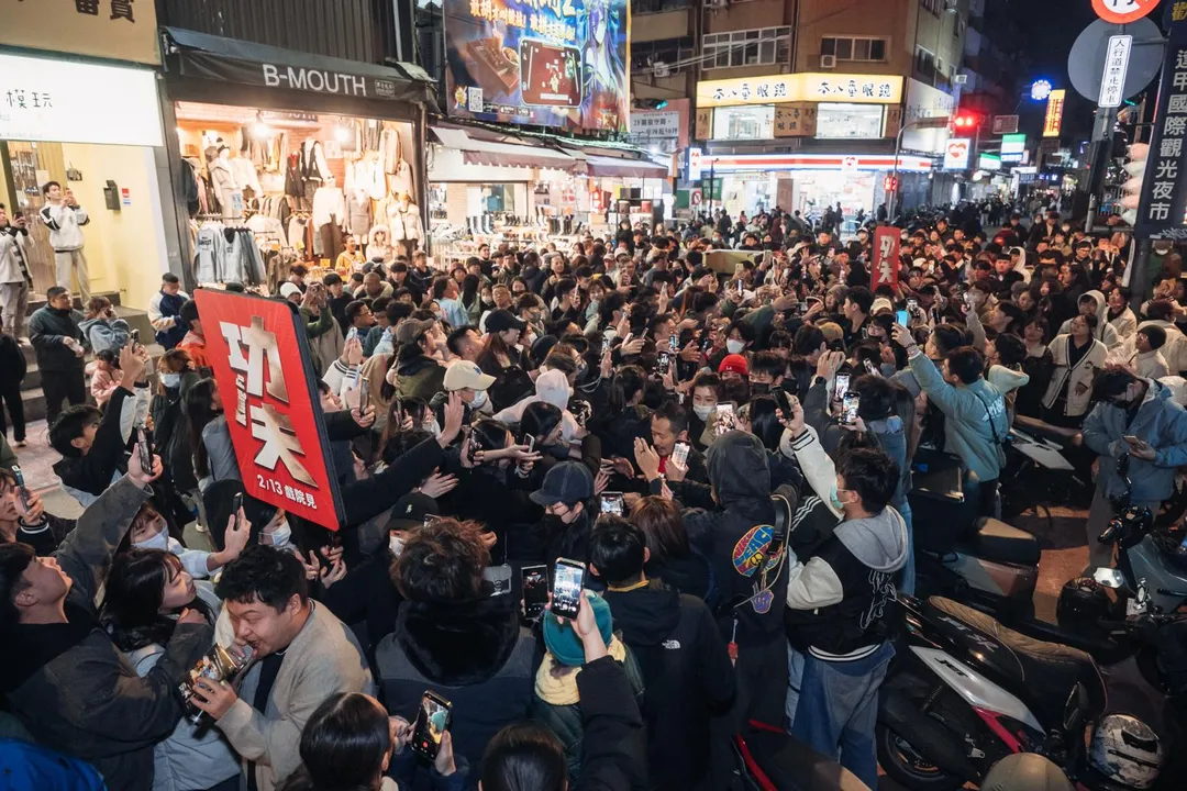 《功夫》台中掃街癱瘓逢甲夜市。(圖/麻吉砥加 提供)