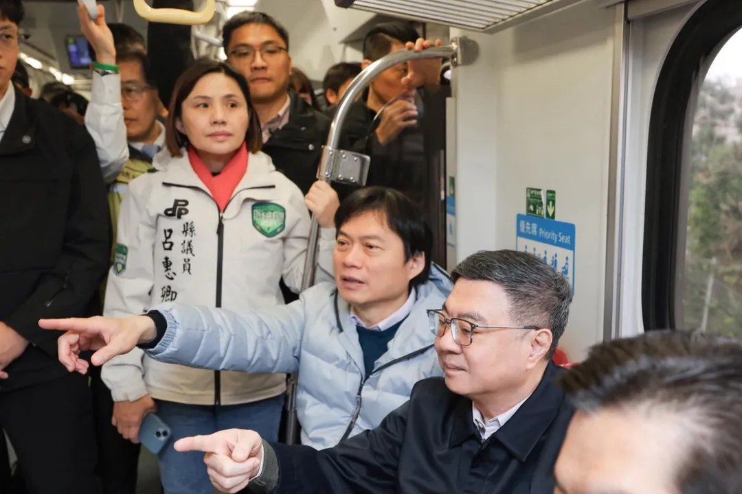 卓榮泰到宜蘭視察鐵路交通,可見民進黨縣長參選人、民代陪同。(圖/截自卓榮泰臉書)