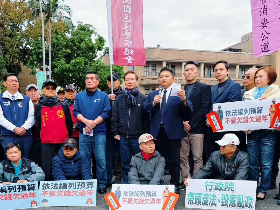 警消團體赴行政院陳情，要求依法編列警消退休金加給預算，國民黨立委吳宗憲、林沛祥、牛煦庭、黃仁到場聲援。（翻攝自吳宗憲臉書）
