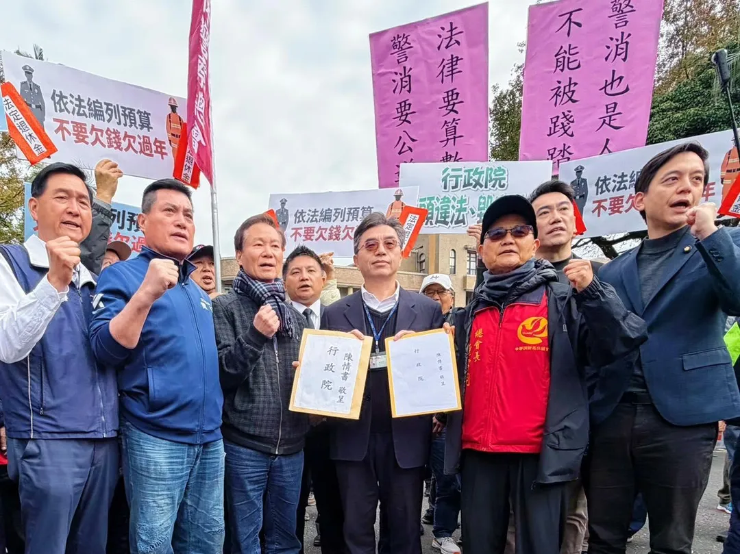警消團體赴行政院陳情，要求依法編列警消退休金加給預算，「欠錢不要欠過年」。（翻攝自吳宗憲臉書）